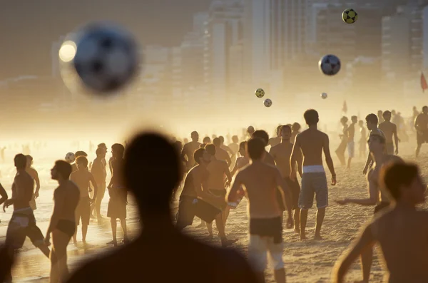 Spiaggia di calcio folla sulla spiaggia di Rio — Foto Stock