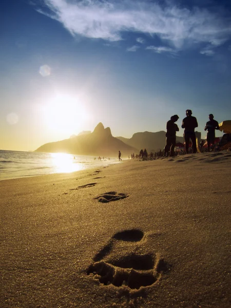 Empreintes de pas sur la plage d'Ipanema au coucher du soleil — Photo