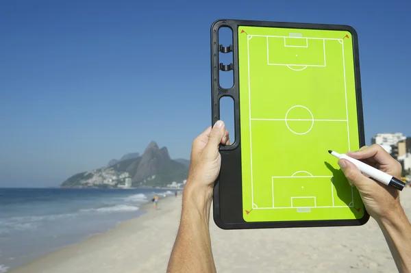 Manos escribiendo en el tablero de tácticas de fútbol Rio Beach Brasil — Foto de Stock