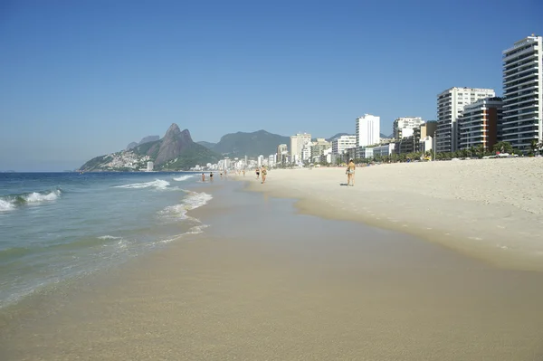 Rio de Janeiro Spiaggia di Ipanema Skyline Due Fratelli Montagna Brasile — Foto Stock
