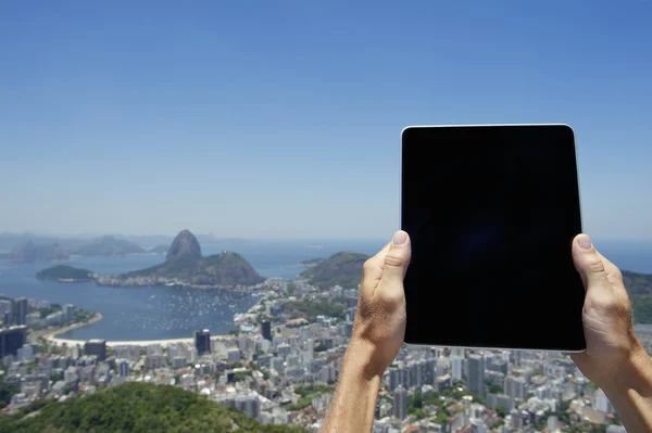 Traveling Tourist Holding Tablet at Rio de Janeiro Brazil Skyline — Zdjęcie stockowe