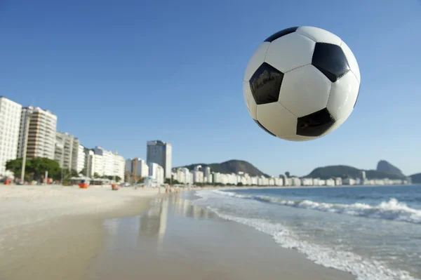 Fotbal fotbalový míč nad copacabana beach rio Brazílie — Stock fotografie