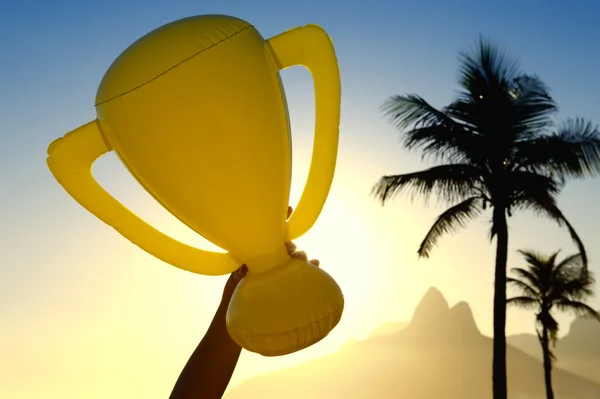 Trophée Hand Holding Rio de Janeiro Skyline — Photo