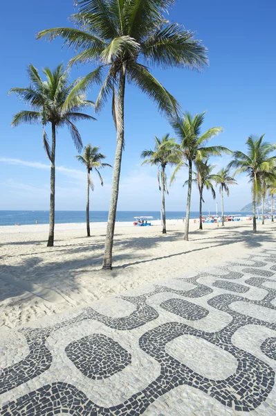 Ipanema Beach Rio de Janeiro Boardwalk med palmetræer - Stock-foto