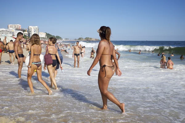 Gruppo di amici brasiliani Spiaggia di Ipanema Rio — Foto Stock