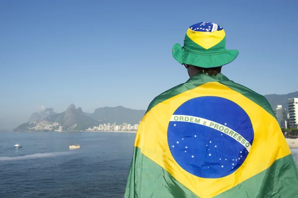 Jogador Brasileiro de Futebol vestindo Bandeira no Mar — Fotografia de Stock