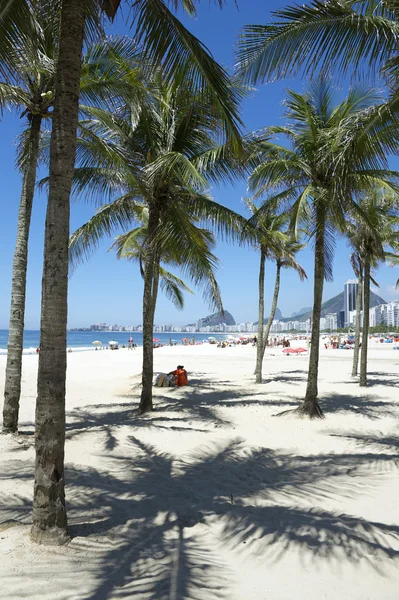 Пальмовые деревья пляжа Копакабана в Рио-де-Жанейро — стоковое фото