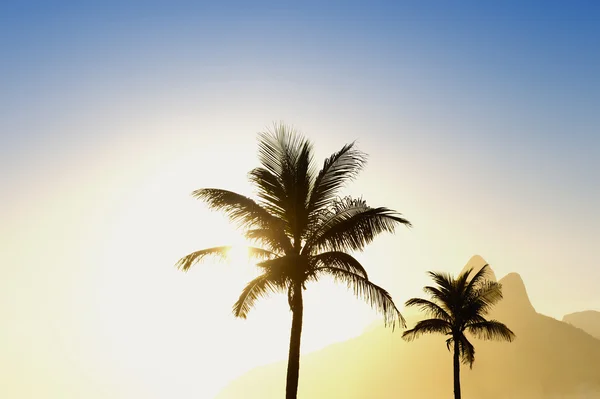日落力拓德里约热内卢伊帕内玛海滩两兄弟山巴西 — 图库照片