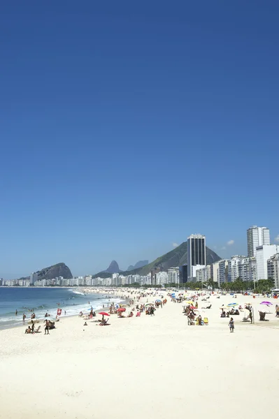 Copacabana rio de janeiro Brazilië skyline schilderachtige uitzicht op het strand — Stockfoto