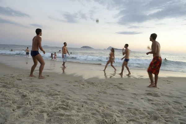 Brasileños jugando al fútbol Altinho Keepy Uppy Futebol Beach — Foto de Stock