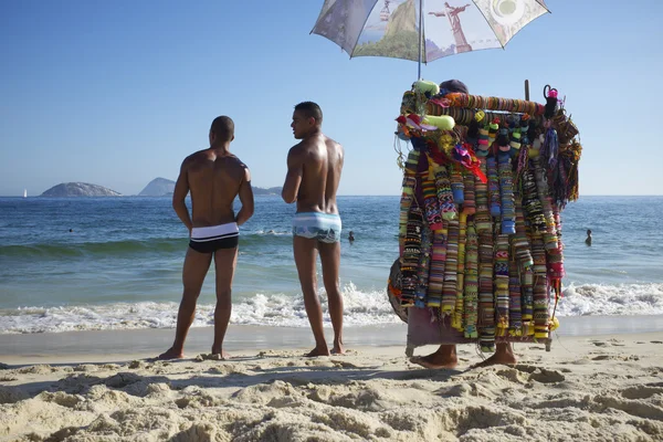 Brasiliani prendere il sole Ipanema Beach Rio de Janeiro — Foto Stock