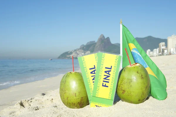 Brasilien Final Tickets Kokosnüsse brasilianische Flagge ipanema Strand Rio — Stockfoto