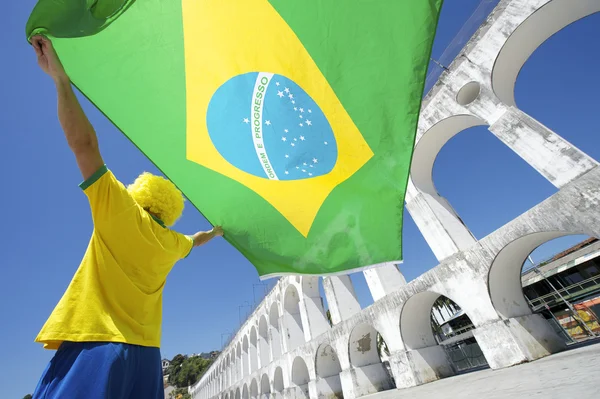 Brazilská vlajka muž arcos da lapa oblouky rio de janeiro — Stock fotografie