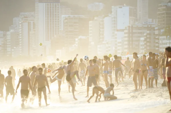 Carioca Brasileños jugando Altinho Beach Football — Foto de Stock