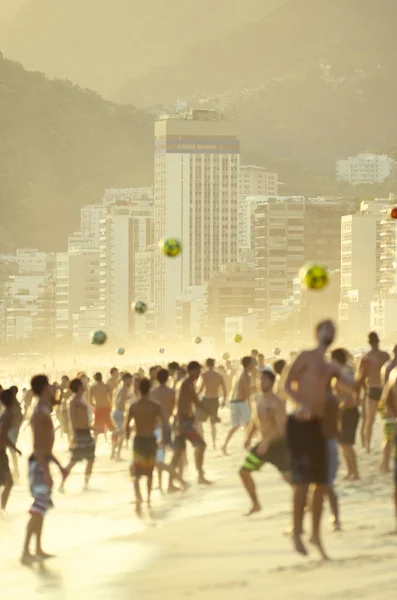 Carioca Brasileños jugando Altinho Beach Football — Foto de Stock