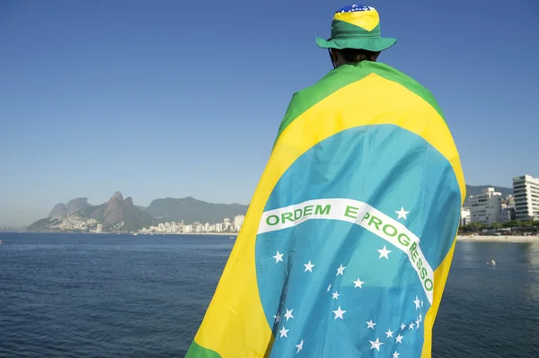 Brasileiro embrulhado em Bandeira no Mar — Fotografia de Stock
