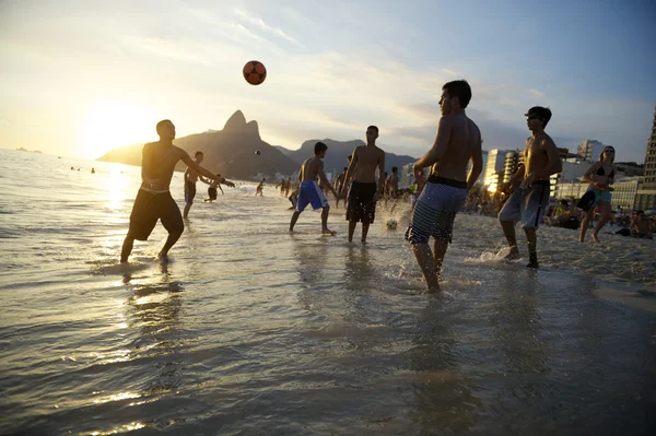 Fútbol de playa brasileños jugando Altinho en las olas —  Fotos de Stock