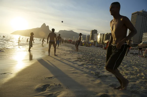 Silhouettes de coucher de soleil de Posto Nove jouant au football de plage Altinho Rio — Photo