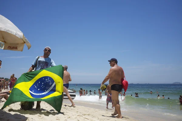 Vendedores y Sunbathers en la playa de Ipanema Rio — Foto de Stock