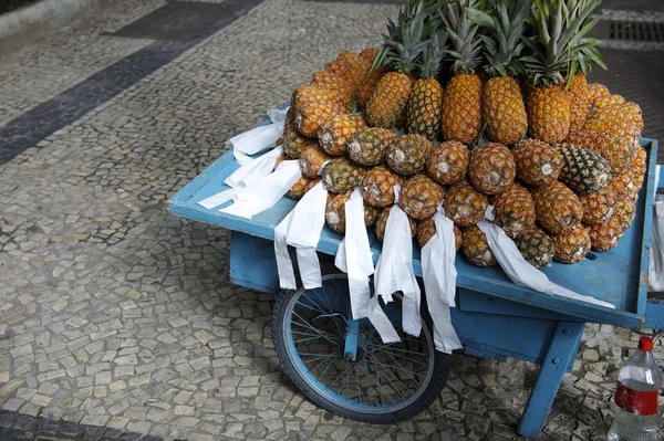Verse hele Braziliaanse ananas straat winkelwagen rio de janeiro — Stockfoto