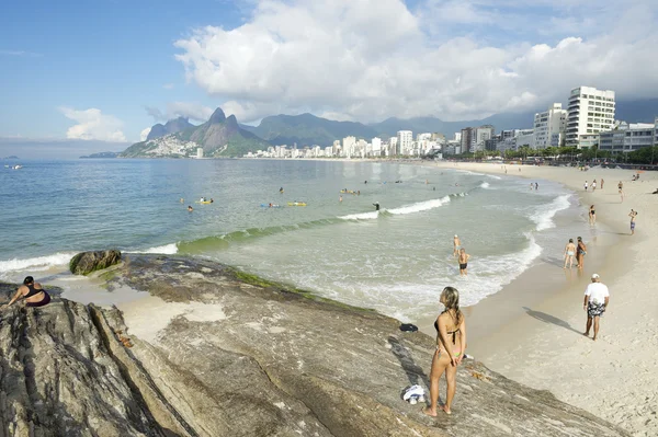 アルポアドール イパネマ ビーチ リオ デ ジャネイロ ブラジル スカイライン — ストック写真