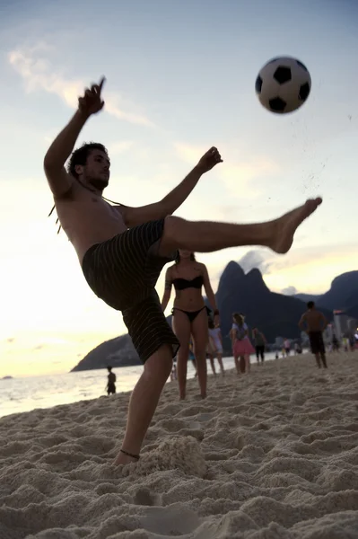 Pemuda Brazil Bermain Keepy Altinho Rio — Stok Foto