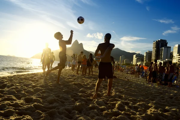 Gün batımı siluetleri Rio 'da Altinho Futebol Sahili Futbolu oynuyor — Stok fotoğraf