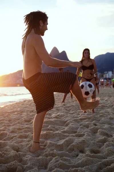 Jóvenes brasileños jugando Keepie Uppie Altinho Rio — Foto de Stock