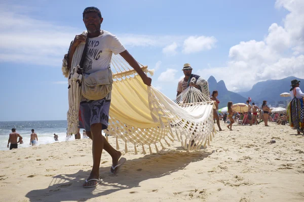 Leveranciers en zonaanbidders op Ipanema Beach Rio — Stockfoto