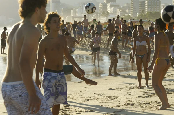 Carioca Brasileños jugando Altinho Beach Football — Foto de Stock