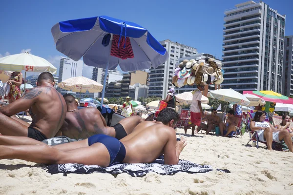 Άνθρωποι κοινωνικοποίηση παραλία ipanema Ρίο ντε Τζανέιρο στη Βραζιλία — Φωτογραφία Αρχείου