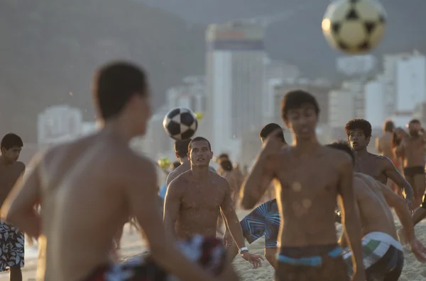 Grupos de jóvenes brasileños jugando al fútbol playa de Altinho — Foto de Stock