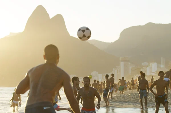 Brasileños jugando al fútbol Altinho Keepy Uppy Futebol Beach — Foto de Stock