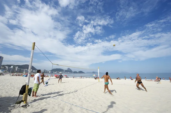 Brasilianare spela beachvolleyboll rio de janeiro Brasilien sunset — Stockfoto