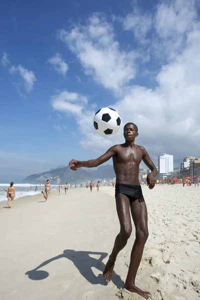 Бразилец Кариока играет в футбол на пляже Альтиньо — стоковое фото