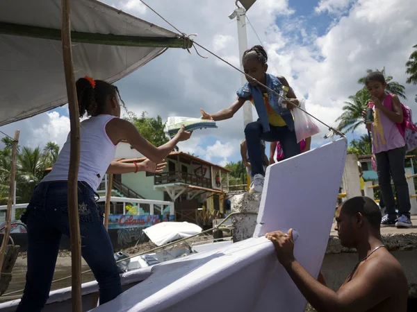 Brasilianska studenter ombordstigning färja båt Nordeste Brasilien — Stockfoto