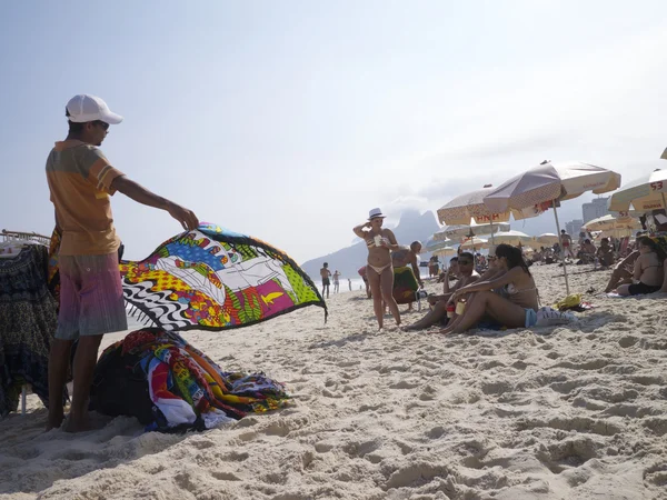 Leveranciers en zonaanbidders op Ipanema Beach Rio — Stockfoto