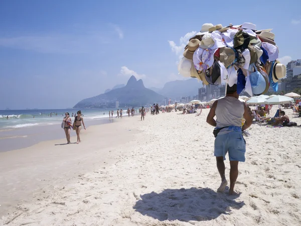 Hat leverancier Ipanema Beach Rio de Janeiro Skyline — Stockfoto