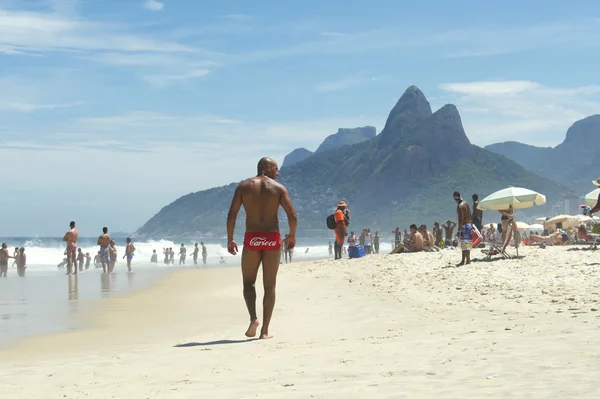 Muscular joven brasileño hombre caminando ipanema playa —  Fotos de Stock