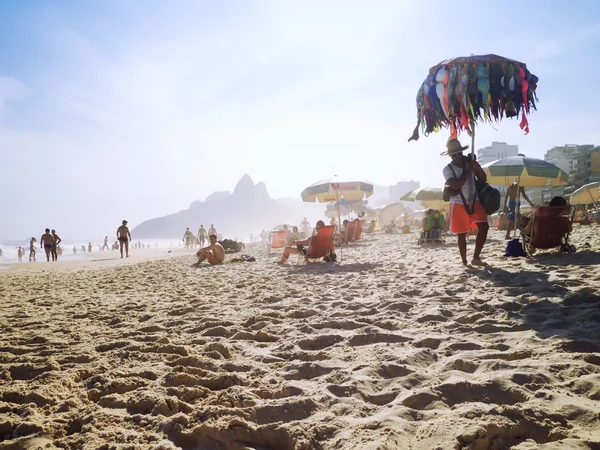 Bikini Vendor Ipanema Beach Rio de Janeiro Escena de la tarde —  Fotos de Stock