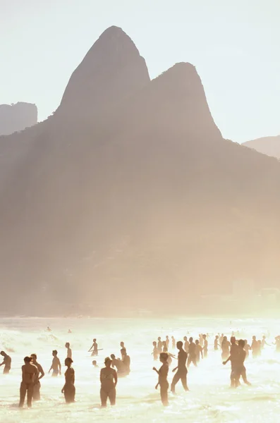 Dois Irmãos Montanha Rio Sunset Beach Silhouettes — Fotografia de Stock