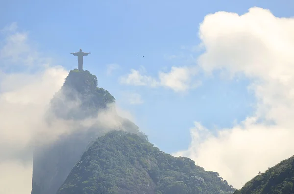 Corcovado berget Kristus Frälsaren rio med moln — Stockfoto