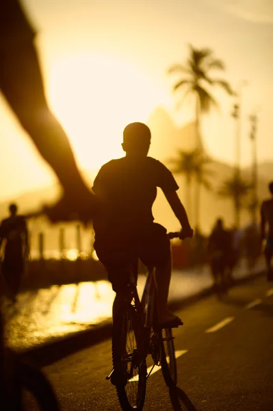 Bisikleti siluetleri Ipanema Plajı Rio de Janeiro Brezilya — Stok fotoğraf