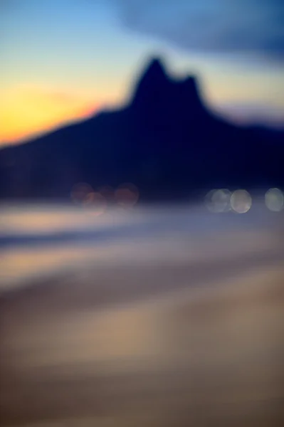 Σφαιρικό διαθλαστικό σφάλμα εμφάνισε Ρίο ντε Τζανέιρο Βραζιλία ηλιοβασίλεμα σιλουέτα δύο αδελφοί βουνό Ipanema — Φωτογραφία Αρχείου