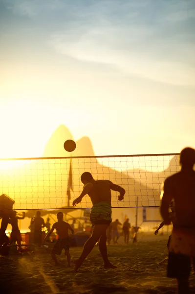 Brésiliens jouant au beach Footvolley Rio de Janeiro Brésil Coucher de soleil — Photo