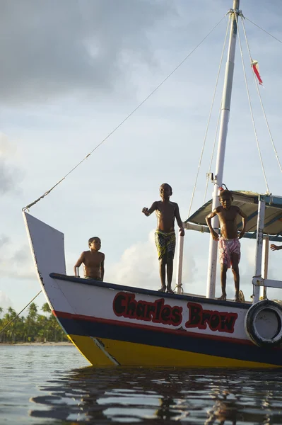 Niños brasileños buceando desde el barco del río — Foto de Stock