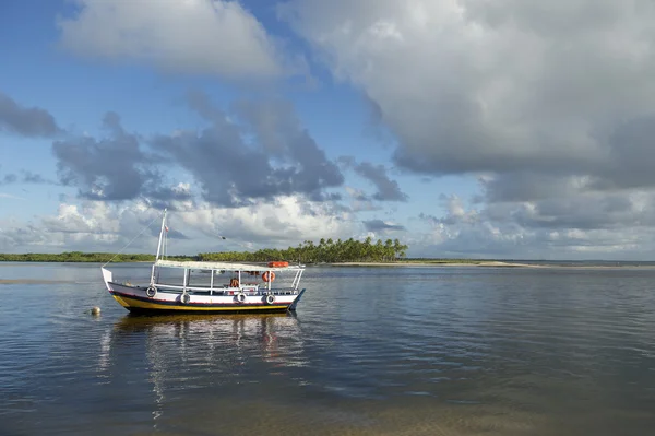 Brazylijski łódź zakotwiczone w płytkiej wodzie — Zdjęcie stockowe