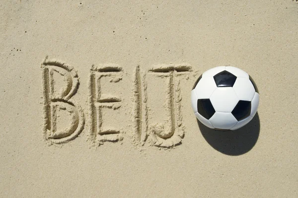 Beijo Kuss-Botschaft im Sand mit Fußball — Stockfoto