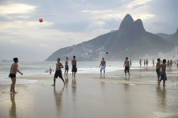 Grupo de brasileños jugando Altinho Futebol Beach Football Fotos de stock libres de derechos