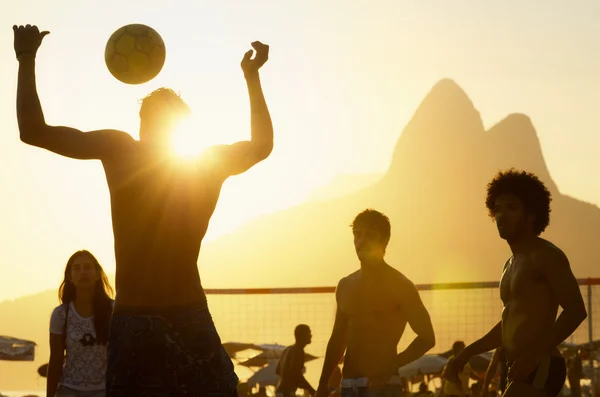Carioca Brasileños jugando Fútbol Playa Altinho Imagen de stock